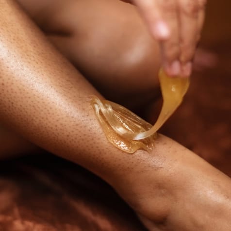 Sugaring hårfjerning på ben: Slik dras Bodypop sukkerpasta av huden for effektiv fjerning